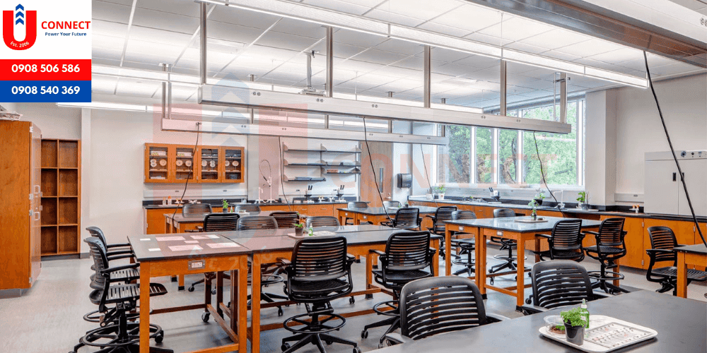 Đại học Whittier, bang California, Mỹ.